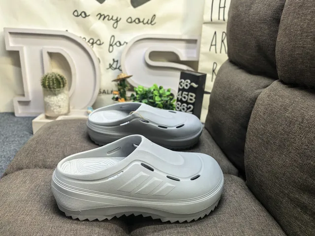 Adidas sapato de madeira branco moldado monocromático três listras detalhe lateral 20