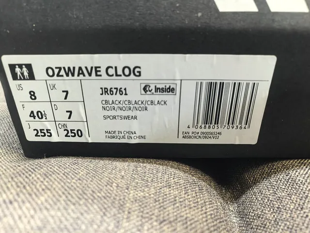 Adidas sapato de madeira branco moldado monocromático três listras detalhe lateral 21