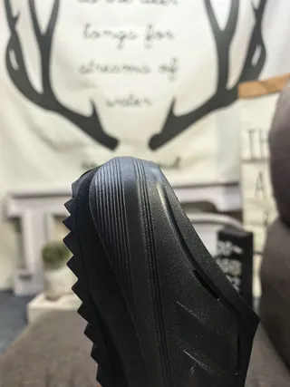 Adidas sapato de madeira branco moldado monocromático três listras detalhe lateral 22