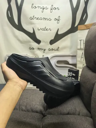 Adidas sapato de madeira branco moldado monocromático três listras detalhe lateral 24
