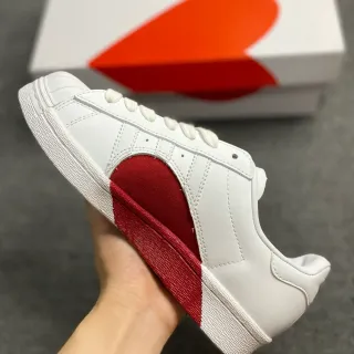 Adidas सफेद लाल शेल-टो तीन स्ट्राइप पैनल लाइफस्टाइल स्नीकर