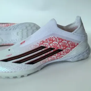 Adidas Zapatos de fútbol blanco y rojo con cuello de ajuste tipo calcetín, solapa con estampado de rosa, superficie de césped