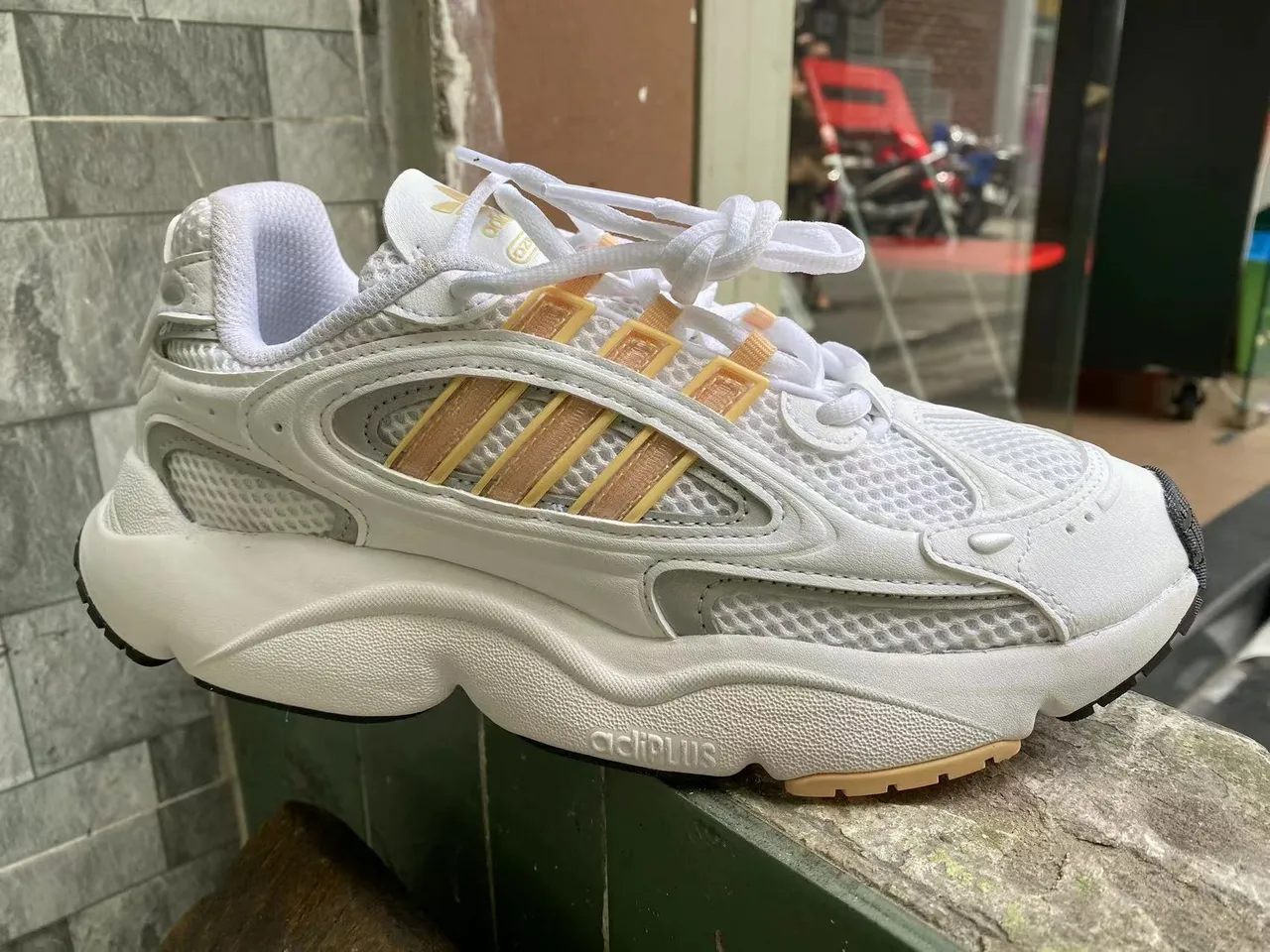 Adidas Chaussures Chunky Blanches Jaunes Semelles Plateformes Maille Et Synthétique Recouvrement Construction 2