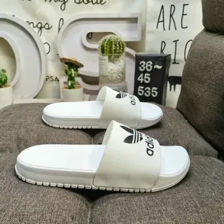 एडिडास यीजी स्लाइड सफेद त्रिफॉइल स्लिपर्स
