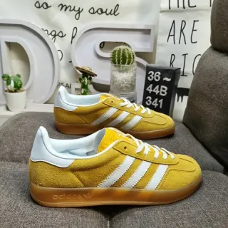 Adidas पीला सफेद सुड ऊपरी तीन पट्टी साइड पैनल लाइफस्टाइल स्नीकर
