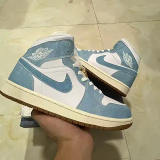 Air Jordan 1 High 牛仔质感蓝白配色篮球鞋