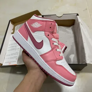 Air Jordan 1 High 粉色和白色篮球鞋