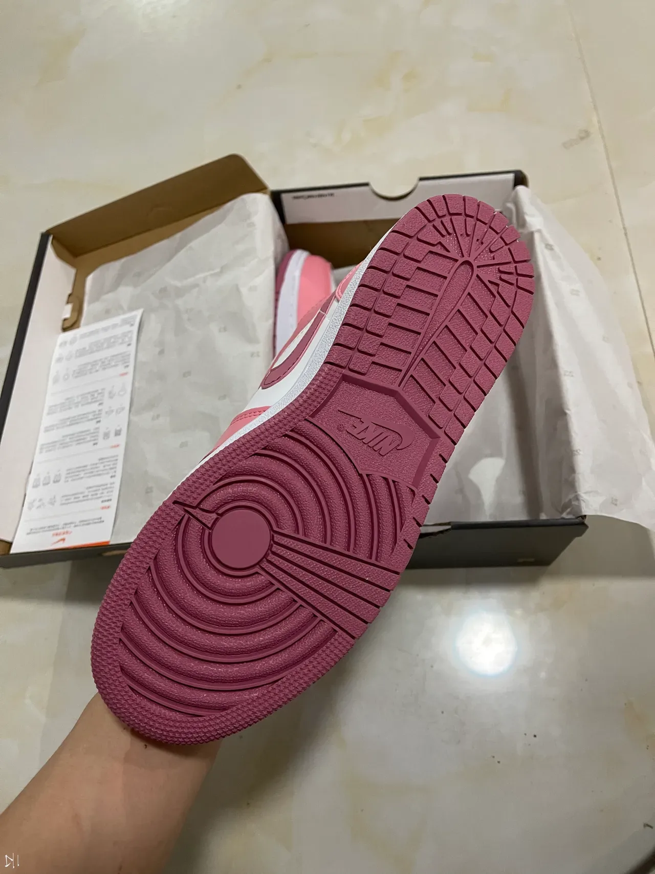 Air Jordan 1 High Chaussures de Basketball Rose et Blanc 4