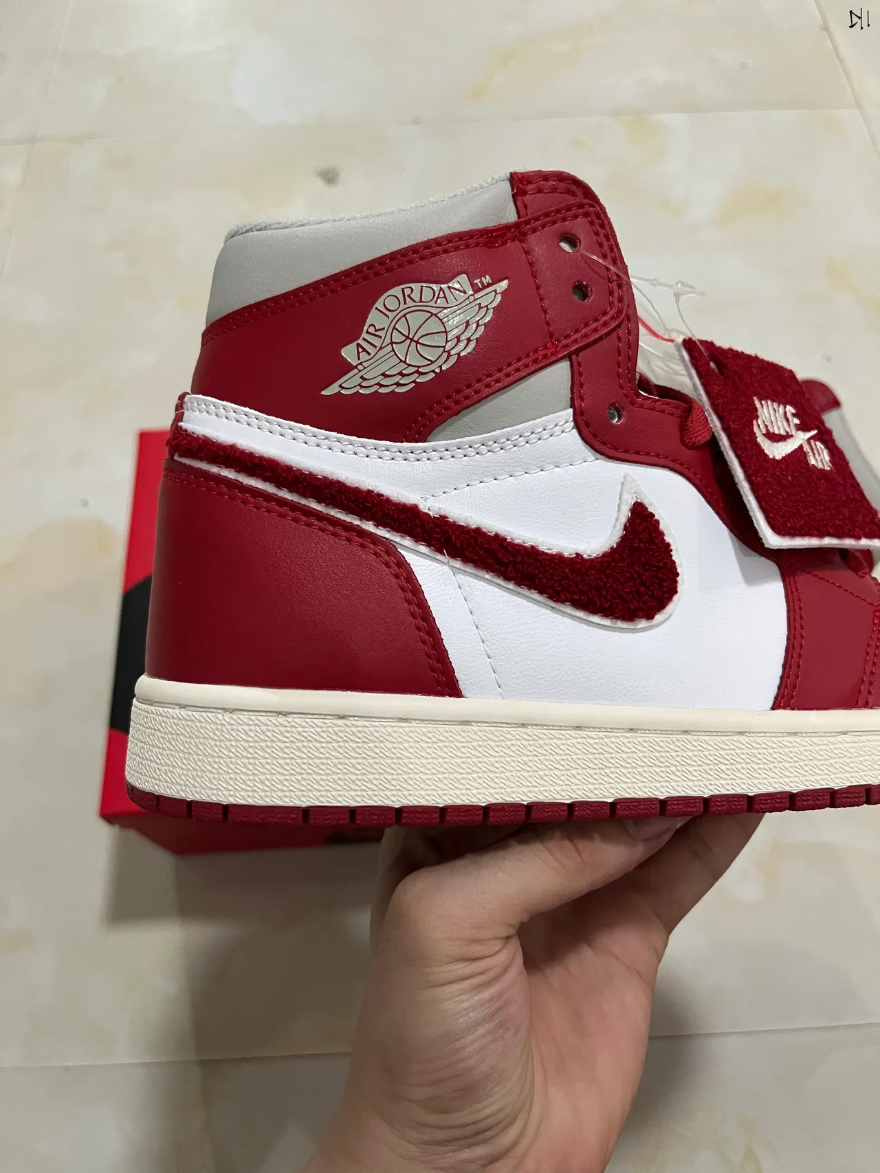 Air Jordan 1 High Red and White Basketball Shoes 2