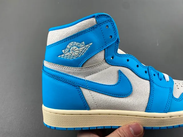 Chaussures de basketball montantes Air Jordan 1 bleu et gris 3