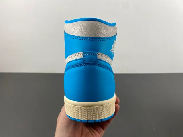 Chaussures de basketball montantes Air Jordan 1 bleu et gris 4