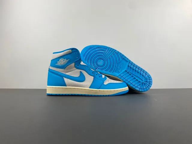 Chaussures de basketball montantes Air Jordan 1 bleu et gris 12