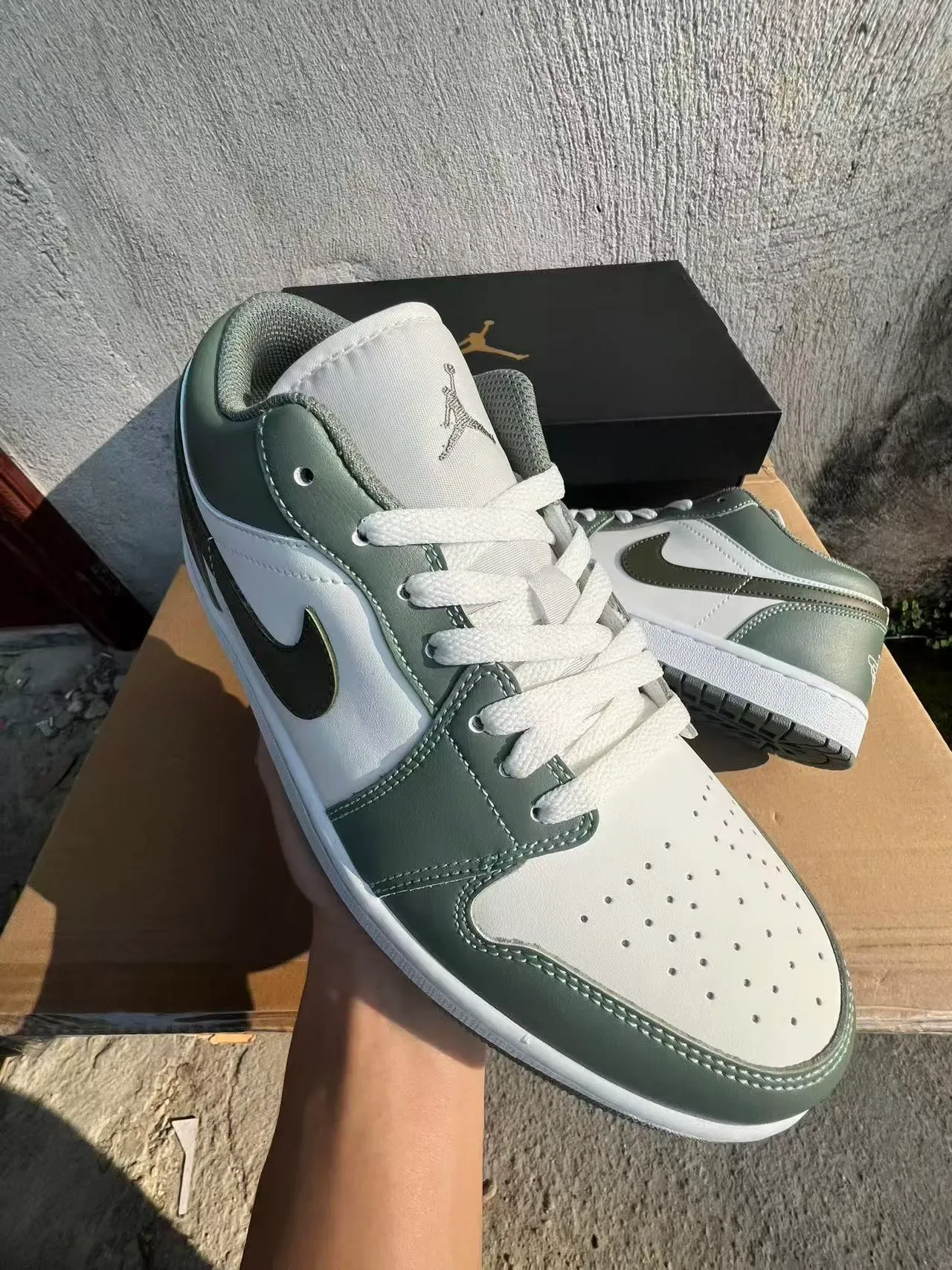 Tênis lifestyle Air Jordan 1 Low verde-oliva e branco 2