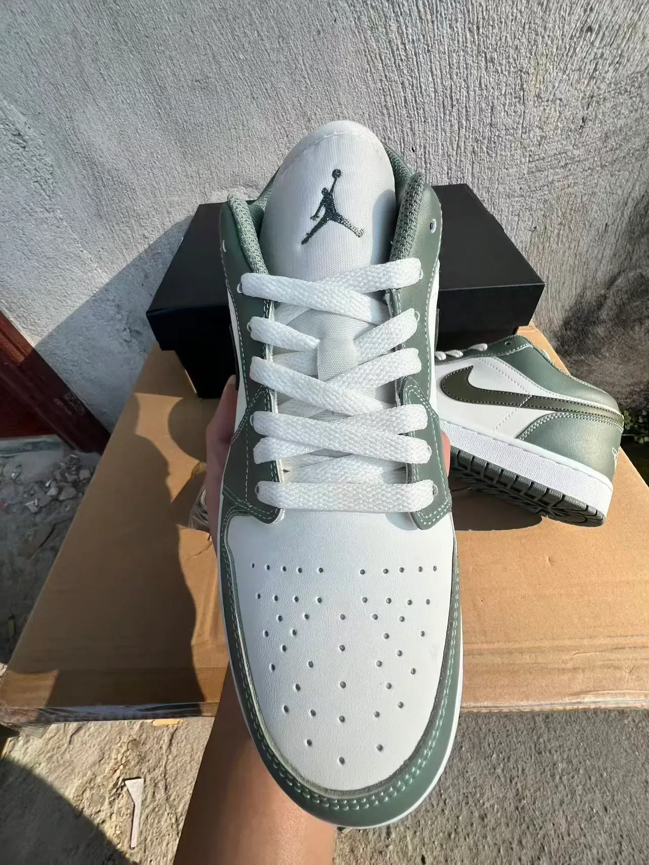 Tênis lifestyle Air Jordan 1 Low verde-oliva e branco 3
