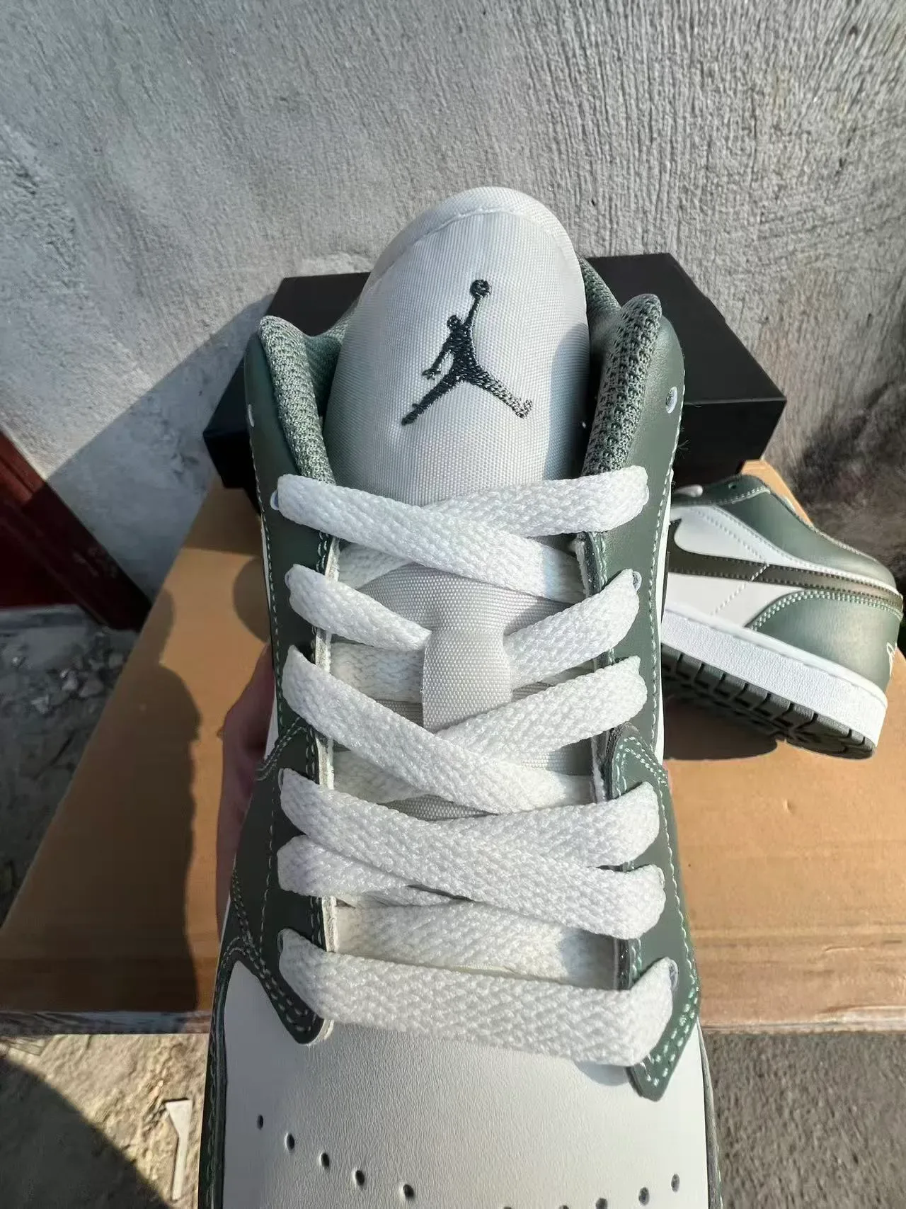 Tênis lifestyle Air Jordan 1 Low verde-oliva e branco 4