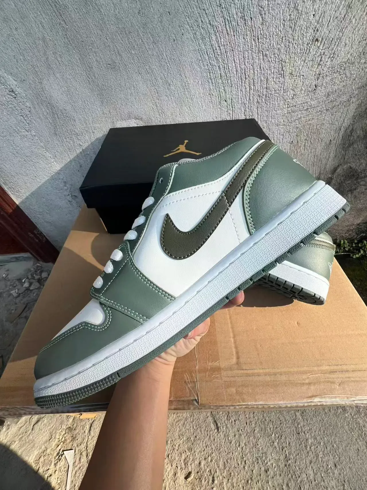 Tênis lifestyle Air Jordan 1 Low verde-oliva e branco 5