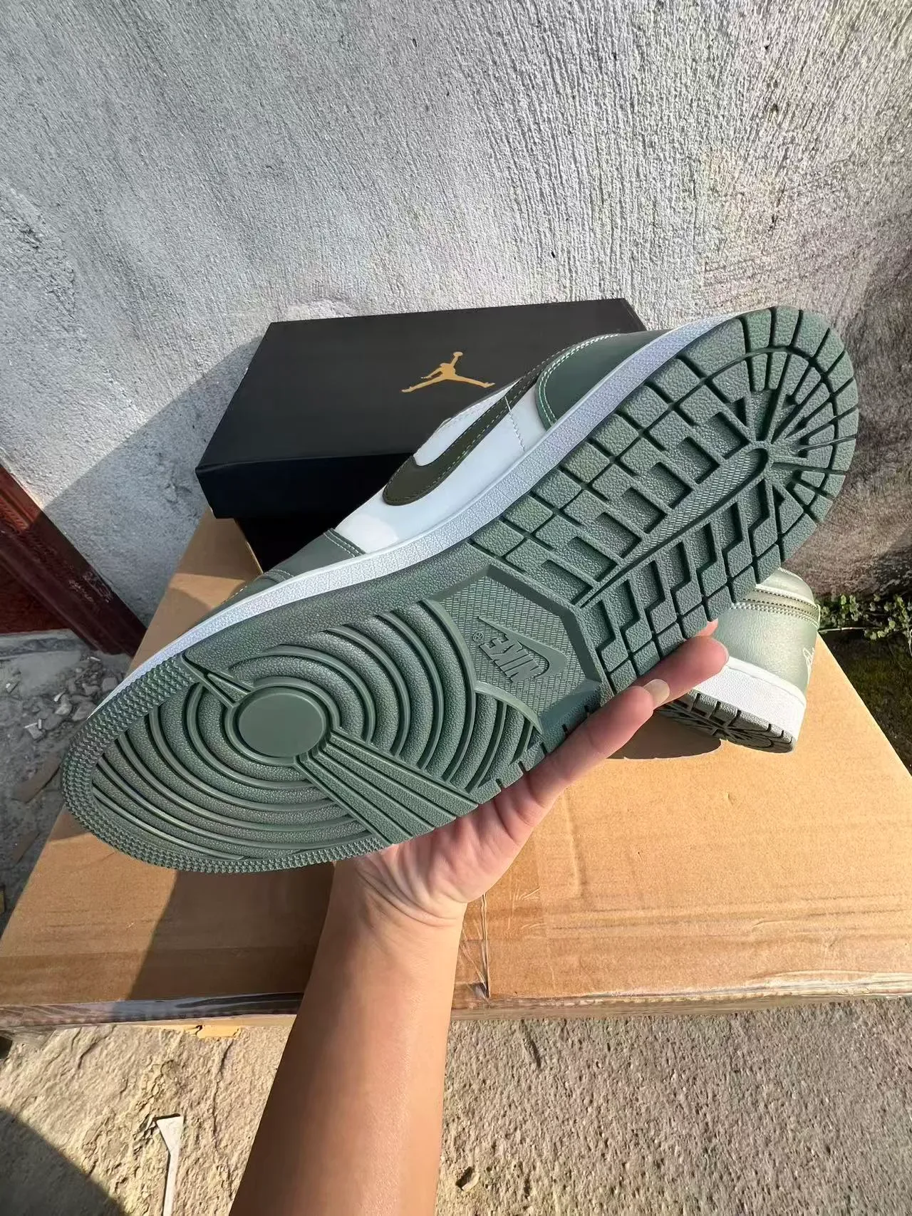 Tênis lifestyle Air Jordan 1 Low verde-oliva e branco 6