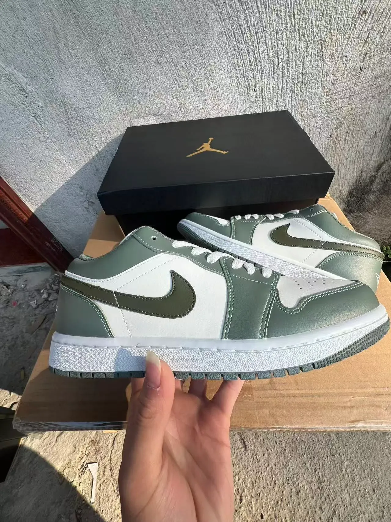 Tênis lifestyle Air Jordan 1 Low verde-oliva e branco 7