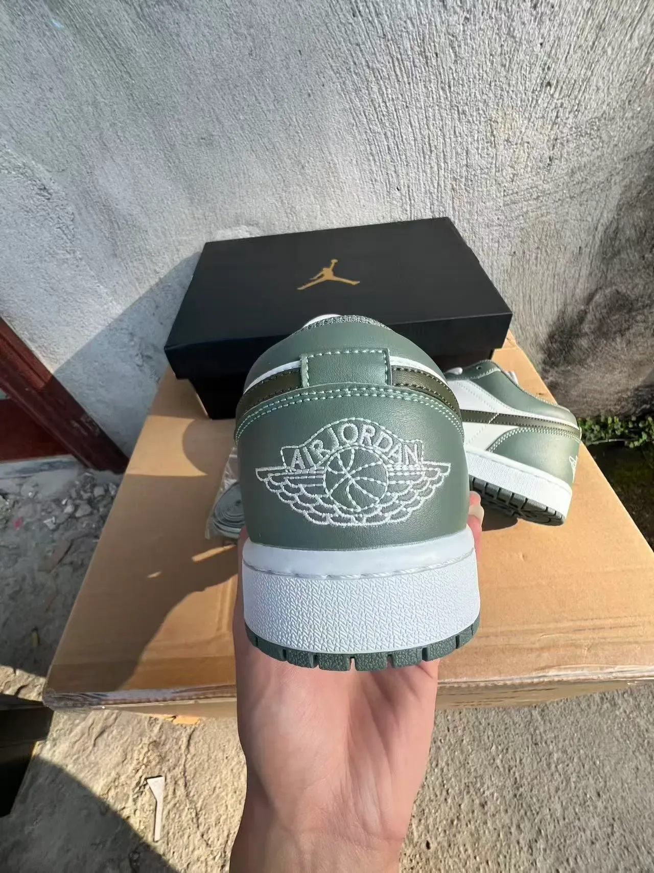 Tênis lifestyle Air Jordan 1 Low verde-oliva e branco 8