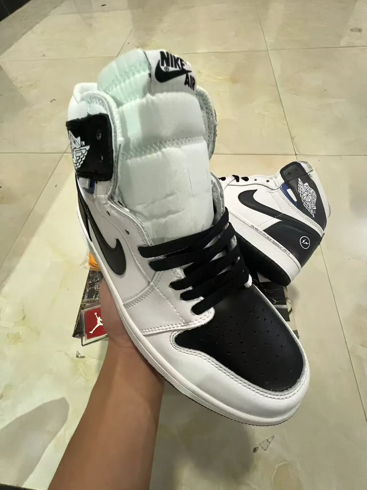 Air Jordan 1 Blanc Noir High-Top Cuir et Synthétique Chaussures de Basketball 2