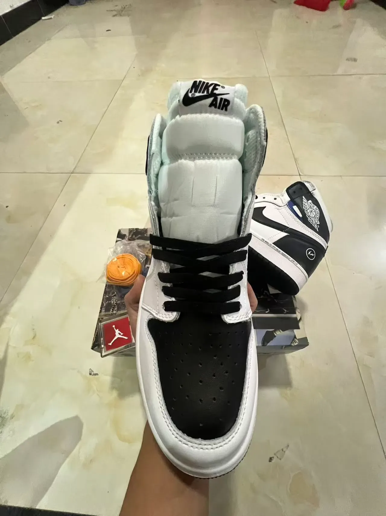 Air Jordan 1 Blanc Noir High-Top Cuir et Synthétique Chaussures de Basketball 3