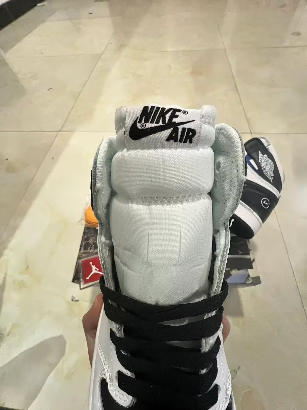 Air Jordan 1 Blanc Noir High-Top Cuir et Synthétique Chaussures de Basketball 4