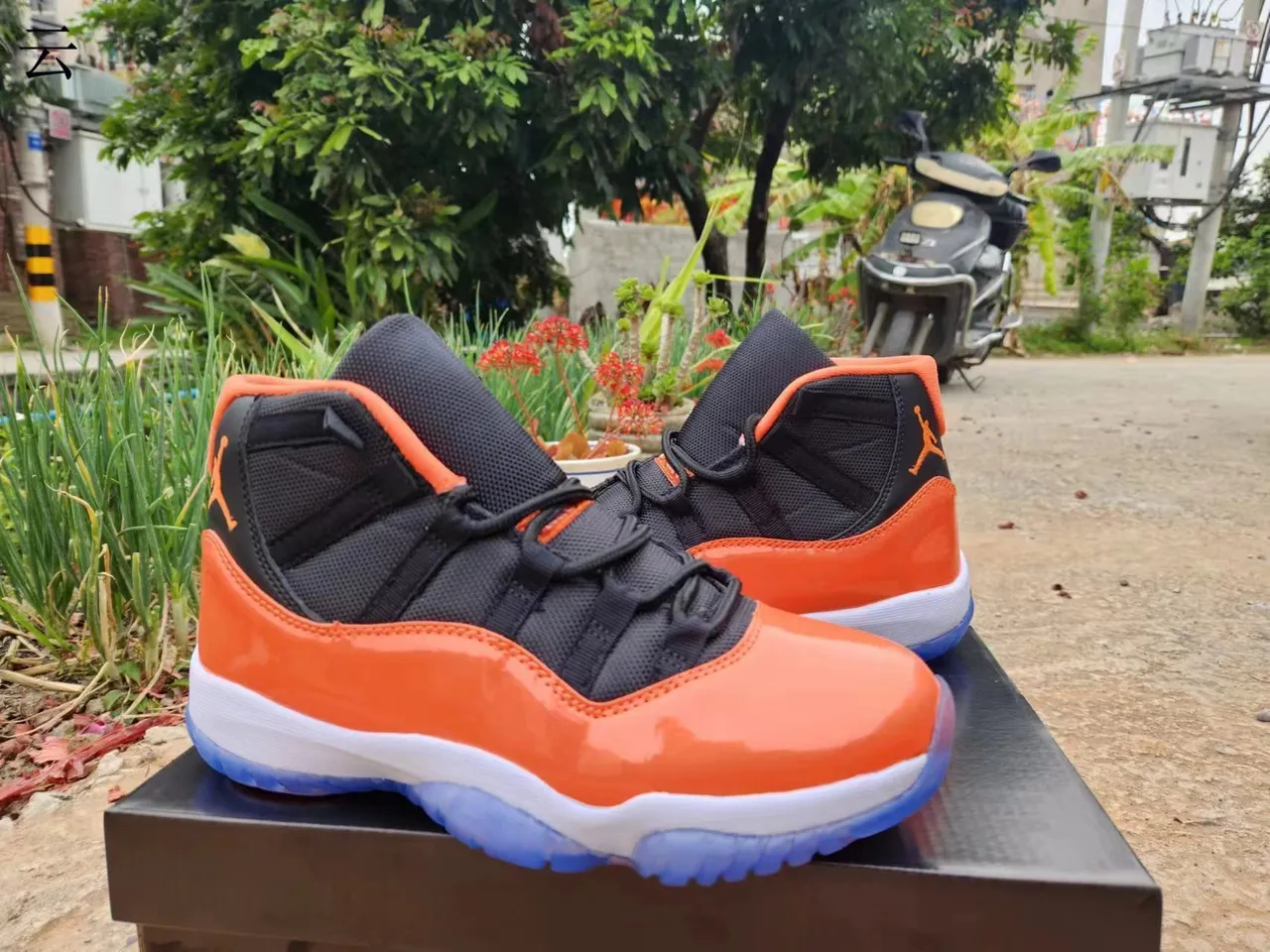 Air Jordan 11 Orange Black Patent Leather Basketball Shoes 4