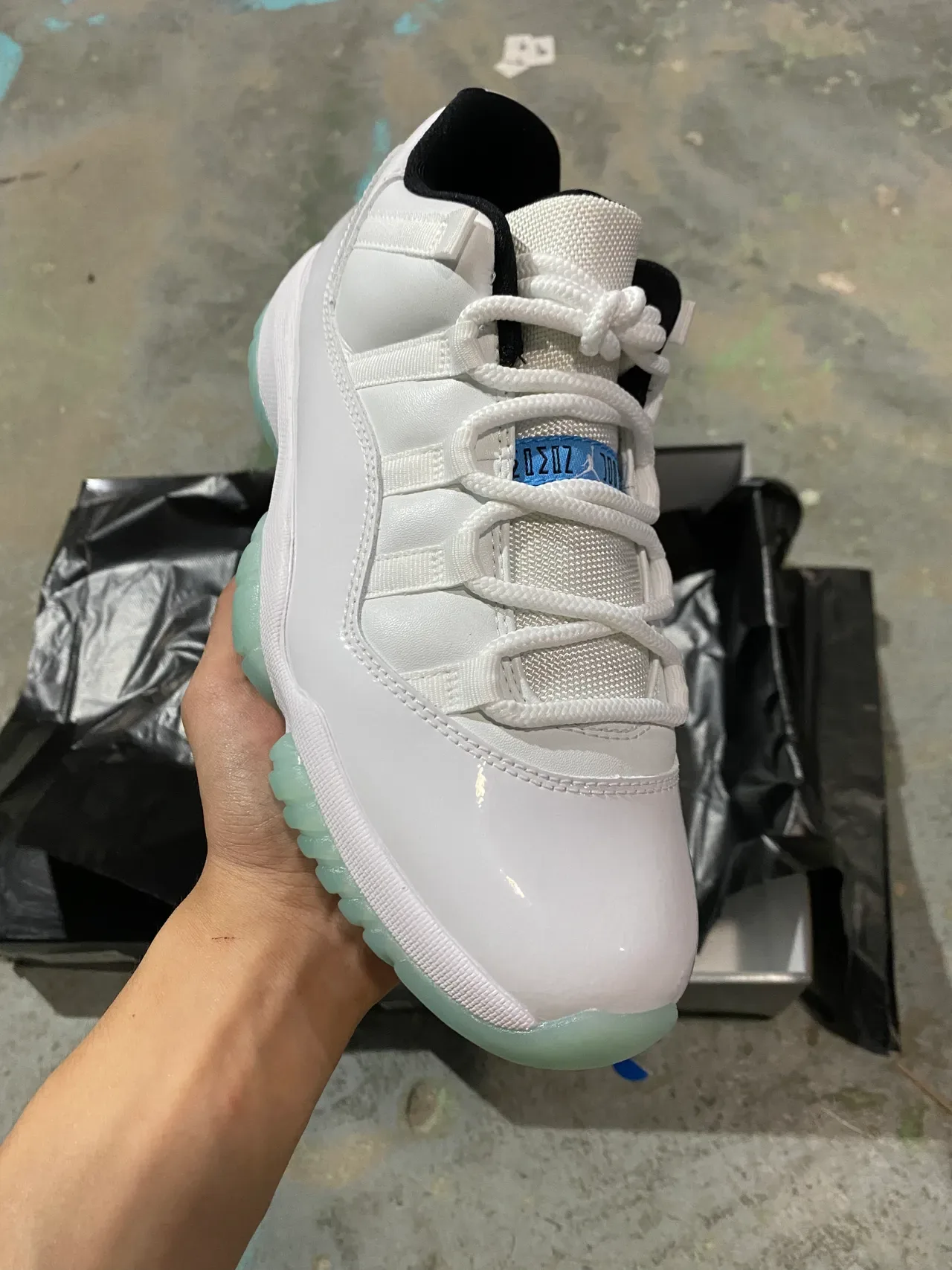 Air Jordan 11 Tênis de basquete branco e verde menta 2