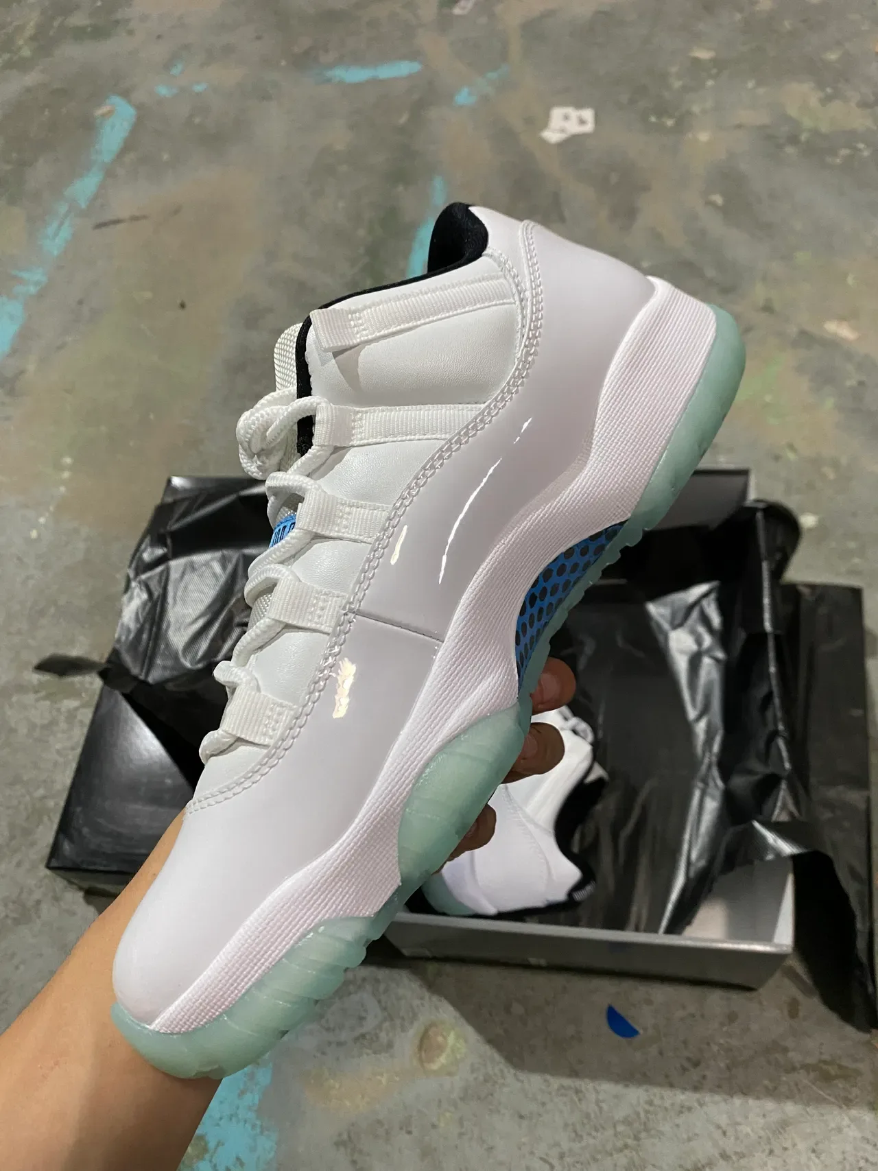 Air Jordan 11 Tênis de basquete branco e verde menta 4
