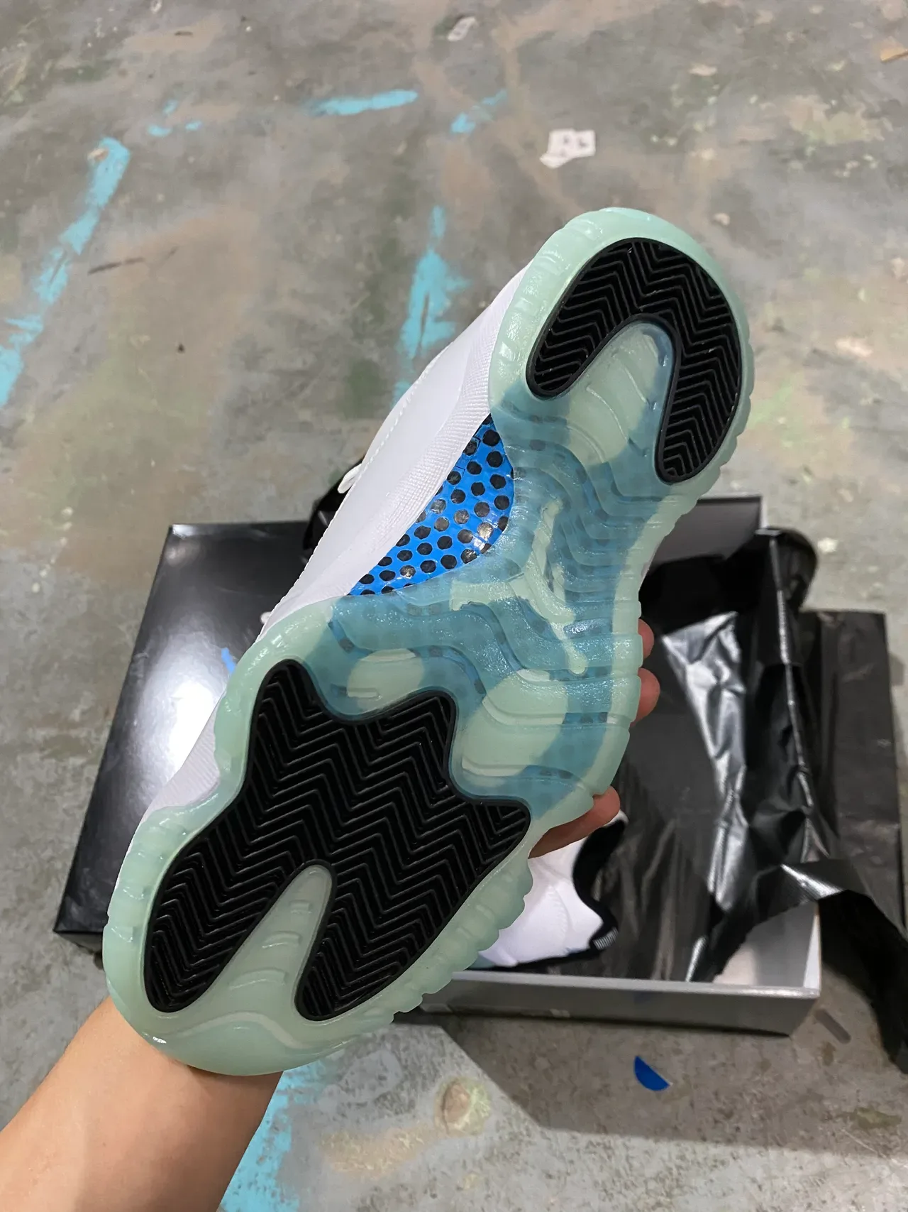 Air Jordan 11 Tênis de basquete branco e verde menta 5