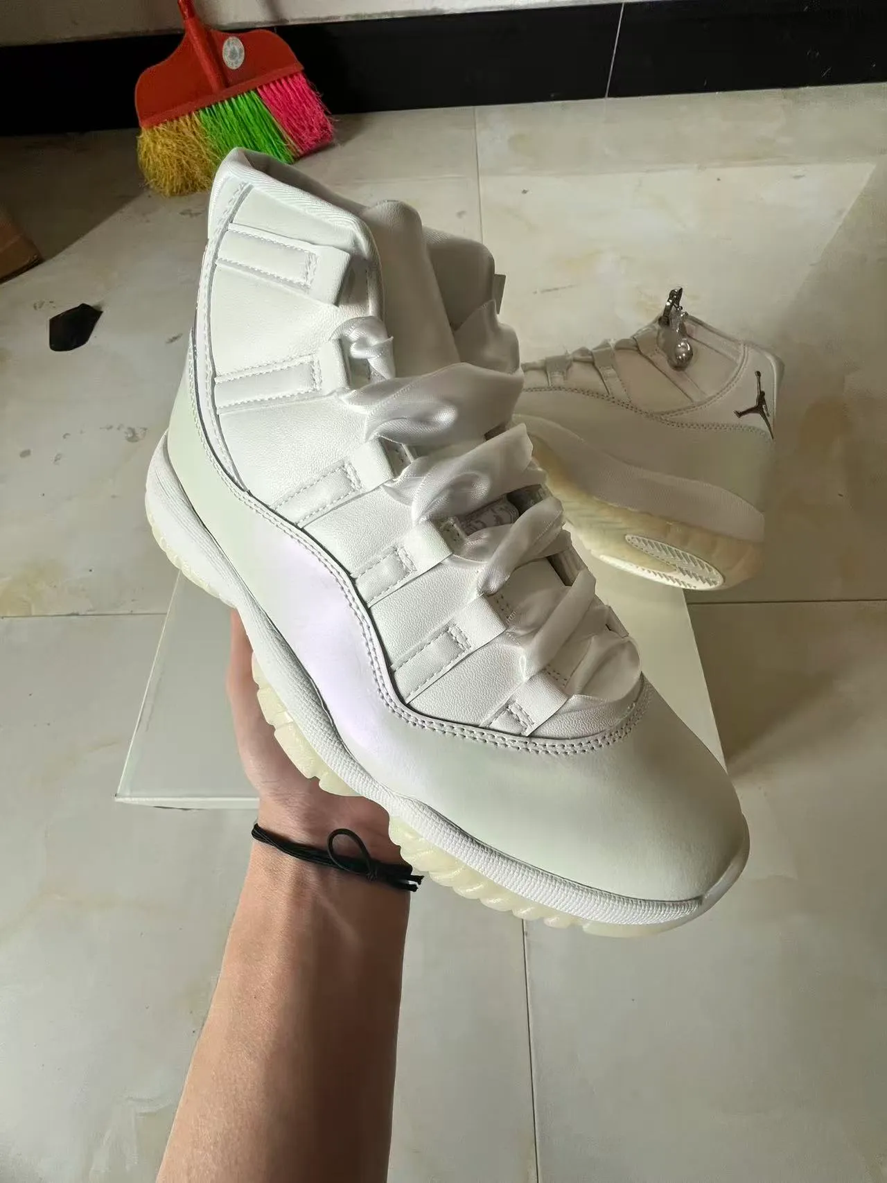 Zapatillas de baloncesto Air Jordan 11 de charol blanco 2