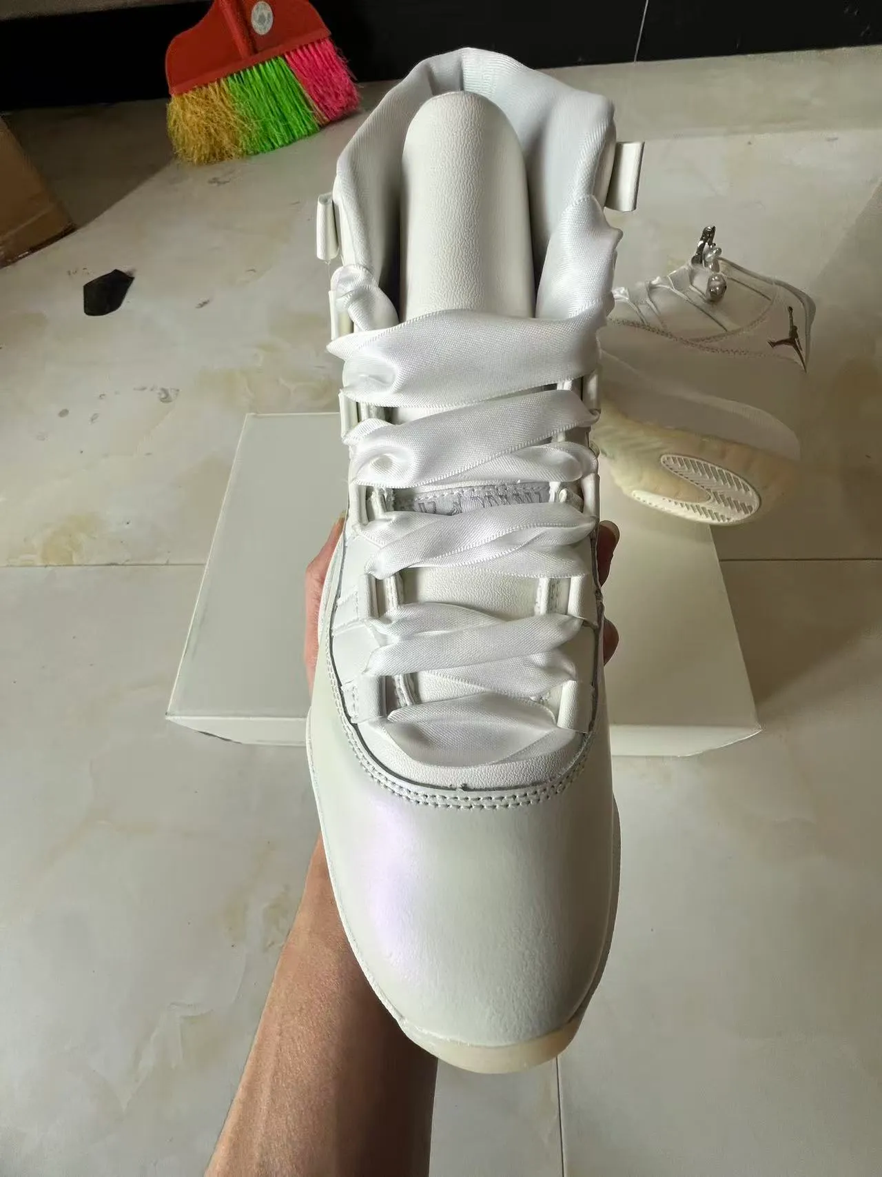 Zapatillas de baloncesto Air Jordan 11 de charol blanco 3
