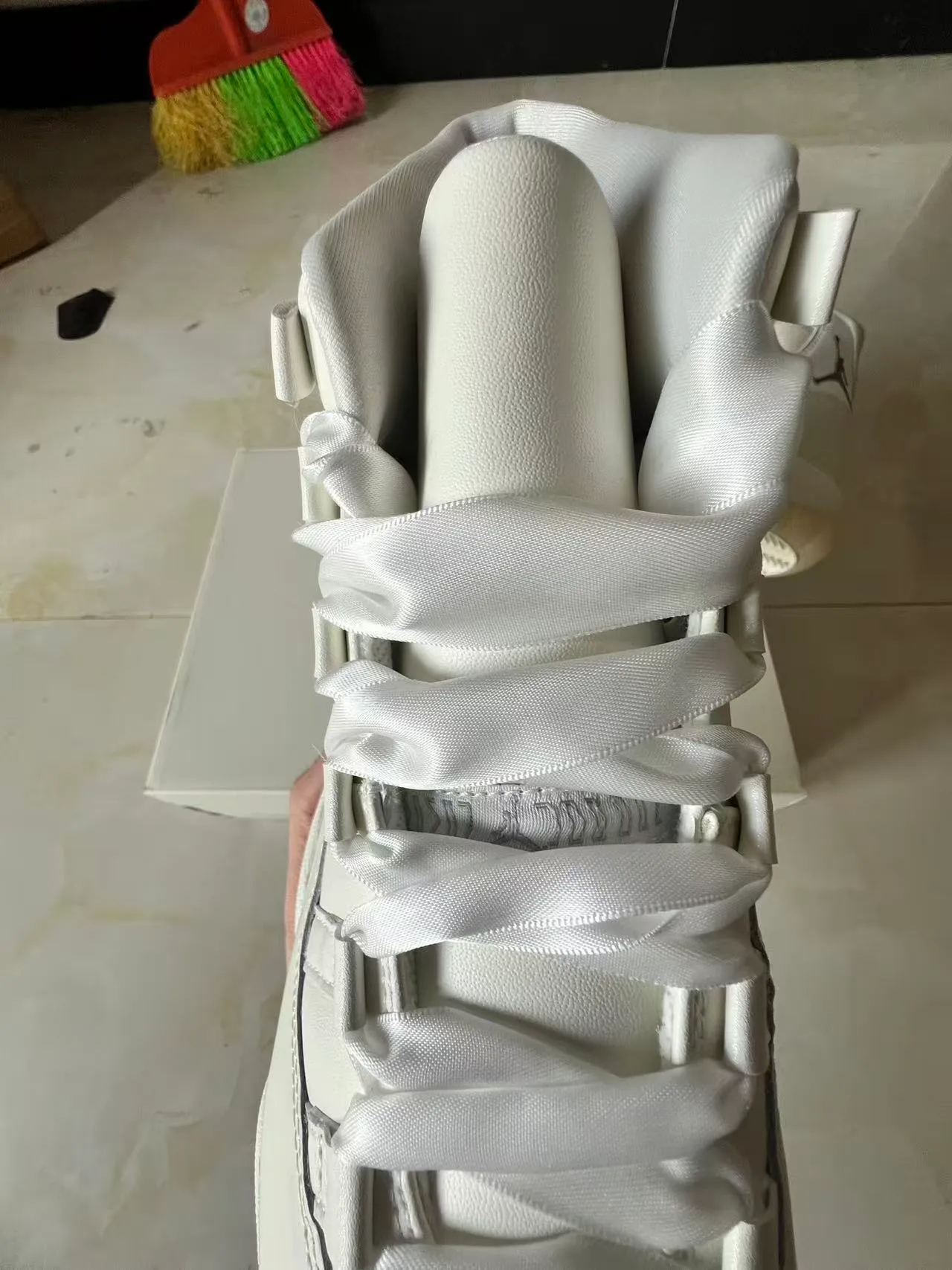 Zapatillas de baloncesto Air Jordan 11 de charol blanco 4