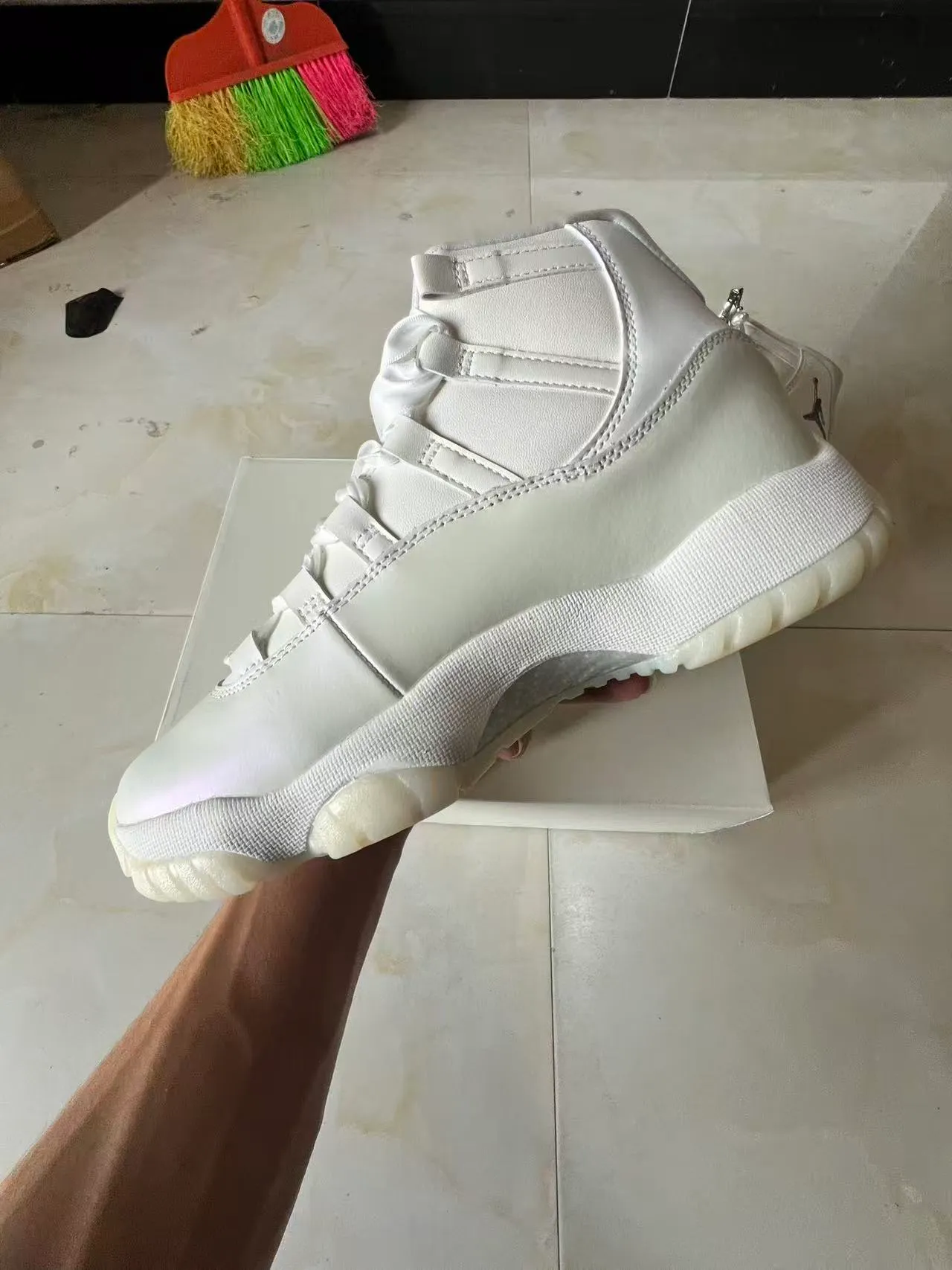 Zapatillas de baloncesto Air Jordan 11 de charol blanco 5