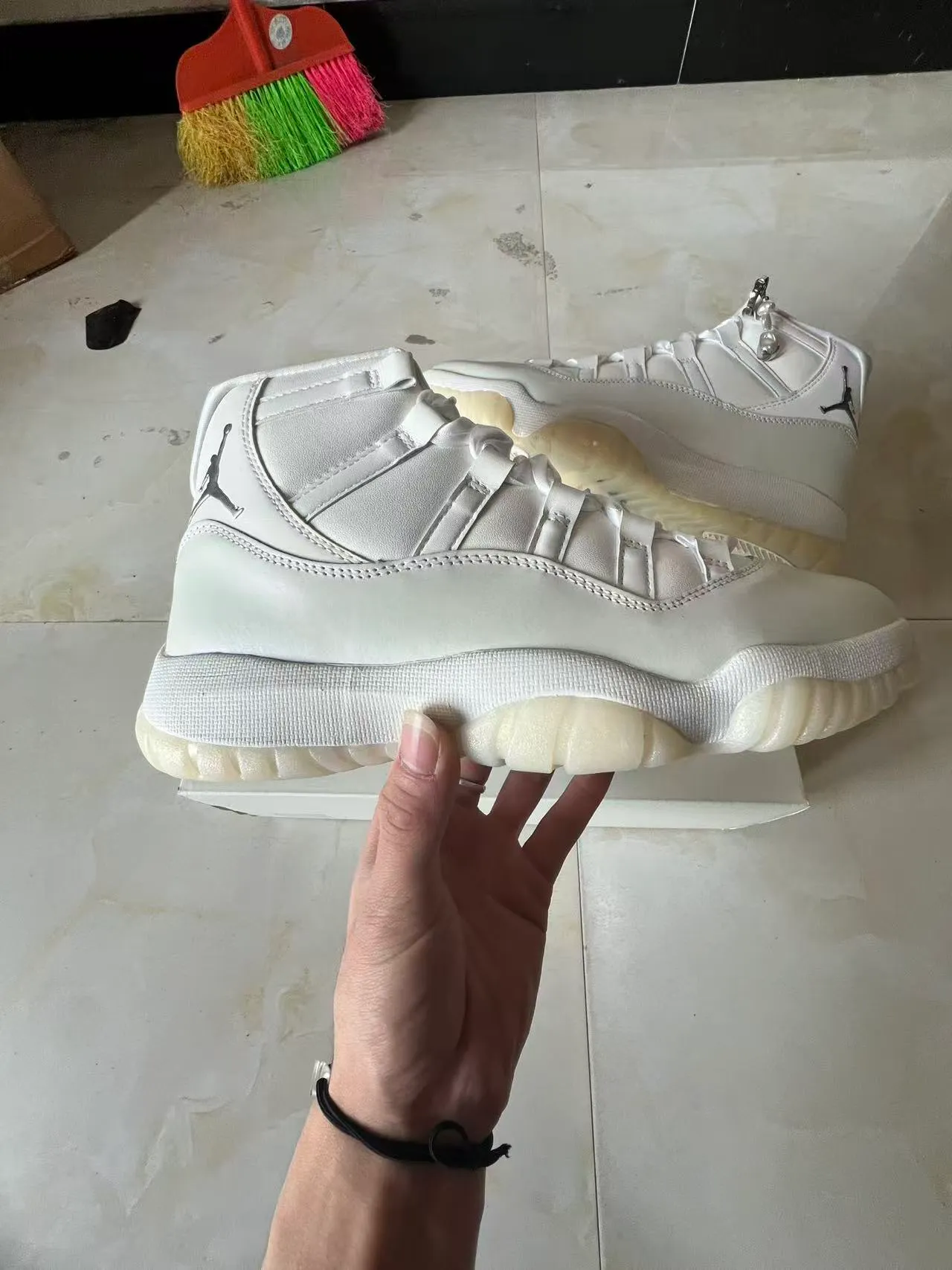 Zapatillas de baloncesto Air Jordan 11 de charol blanco 7