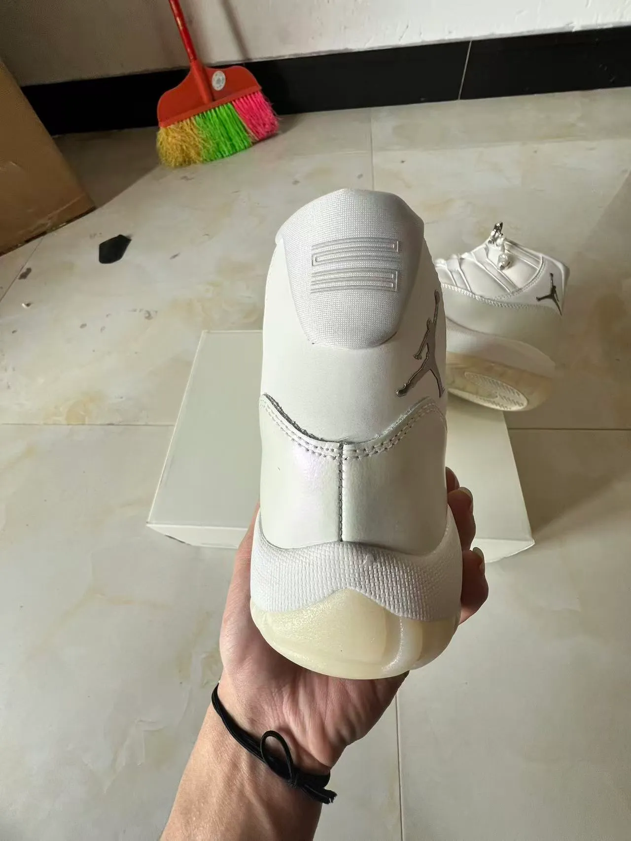 Zapatillas de baloncesto Air Jordan 11 de charol blanco 8