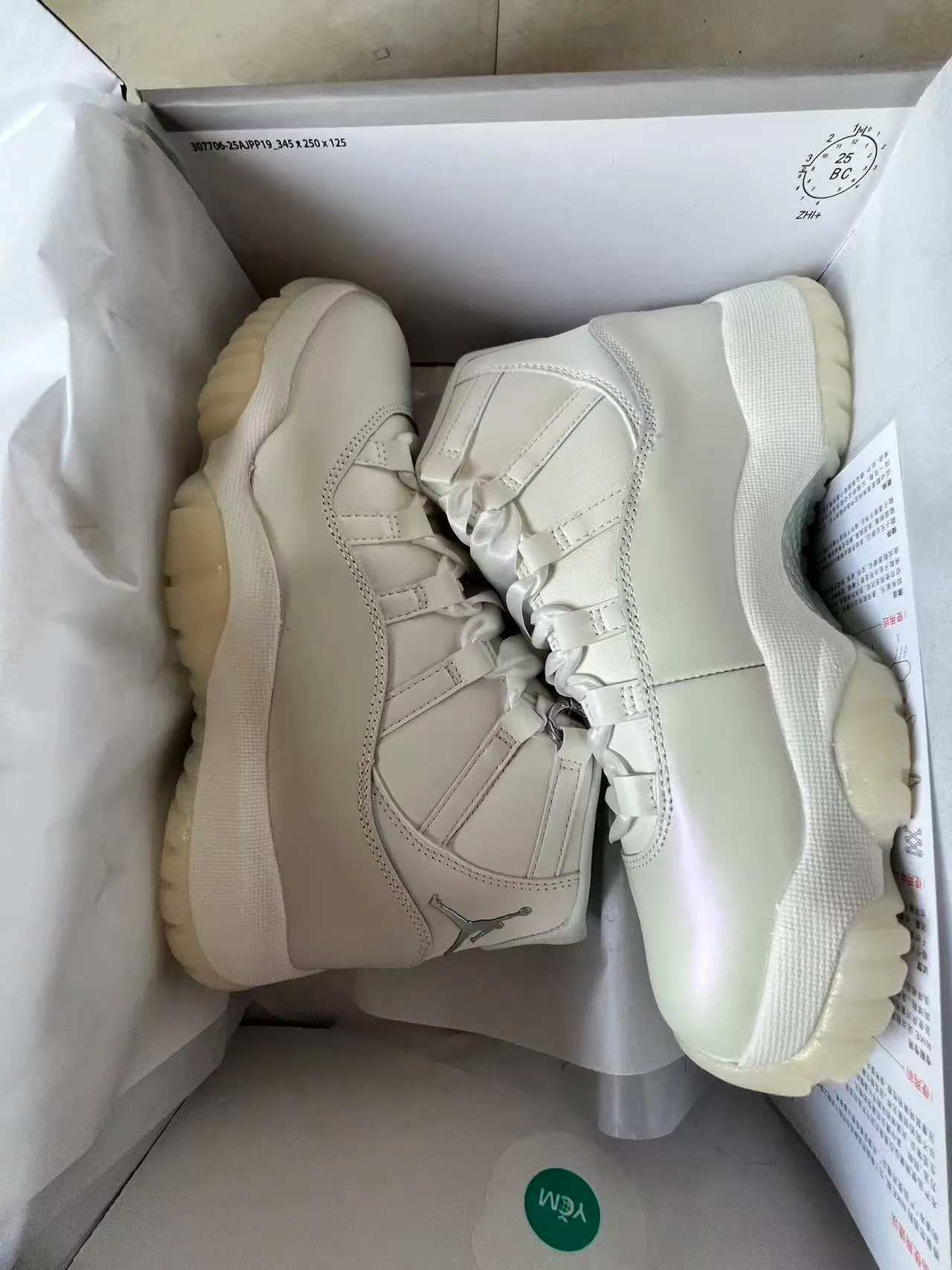 Zapatillas de baloncesto Air Jordan 11 de charol blanco 9