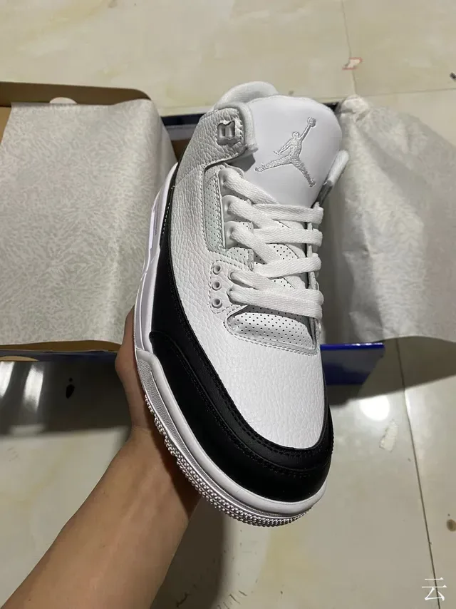 Air Jordan 3 Tênis de Basquete Branco e Preto 2
