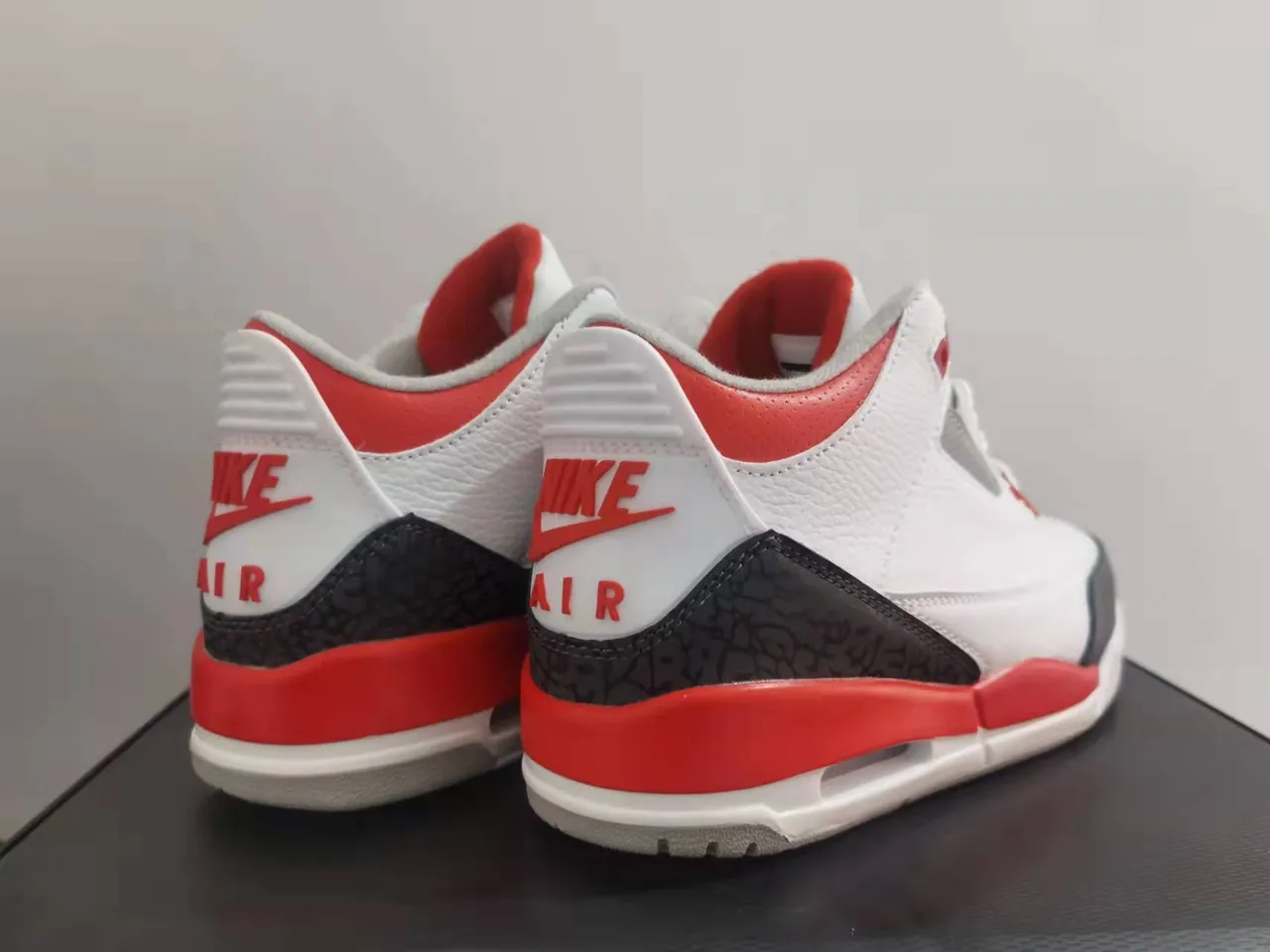 Chaussures de basketball Air Jordan 3 blanc ciment rouge 2