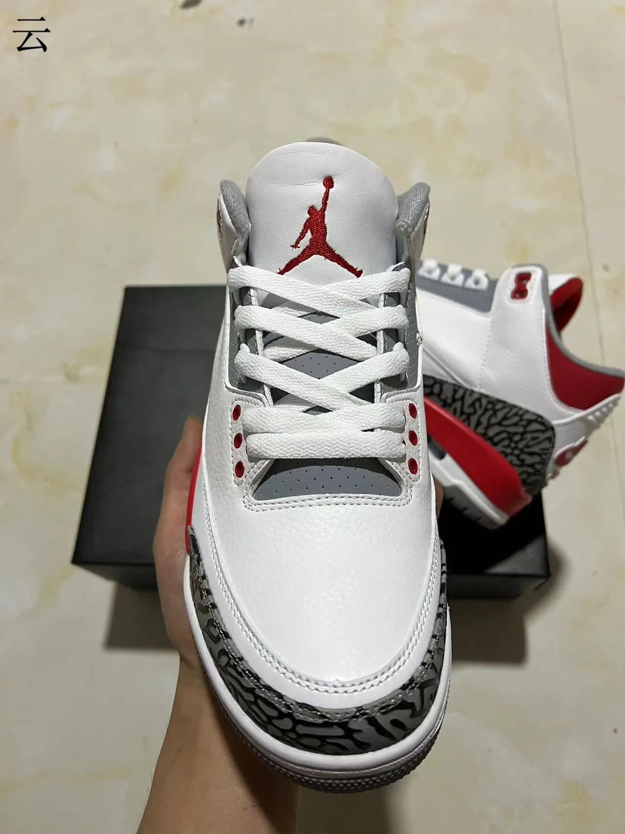 Chaussures de basketball Air Jordan 3 blanc et rouge à imprimé éléphant 3
