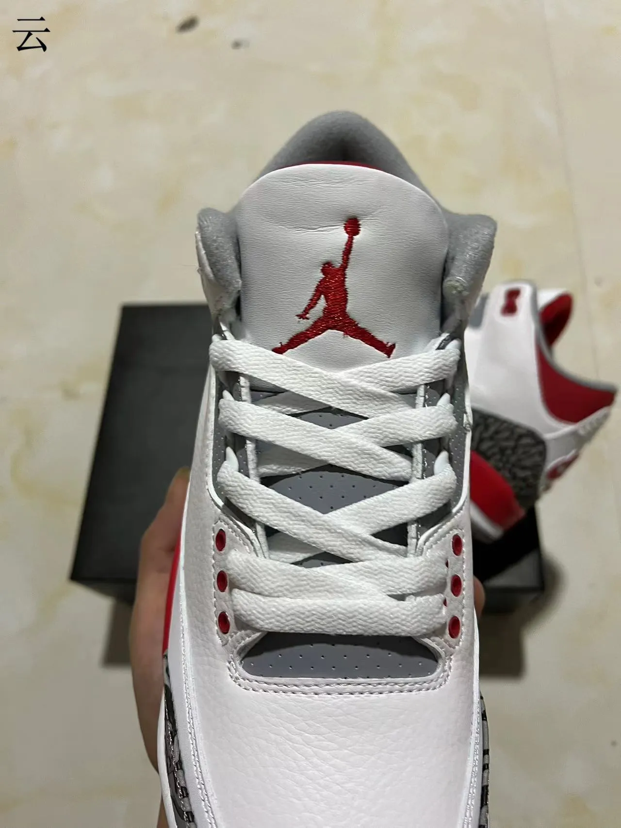 Chaussures de basketball Air Jordan 3 blanc et rouge à imprimé éléphant 4