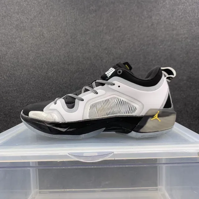 Zapatillas de baloncesto Air Jordan 37 blanco negro dorado 2