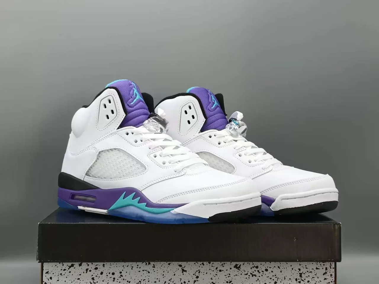 حذاء كرة السلة Air Jordan 5 أبيض وبنفسجي وأزرق مخضر 2