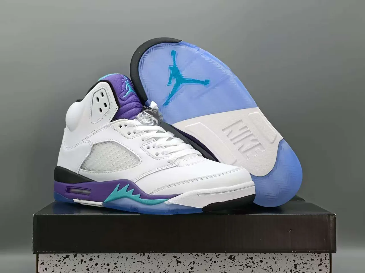 حذاء كرة السلة Air Jordan 5 أبيض وبنفسجي وأزرق مخضر 3