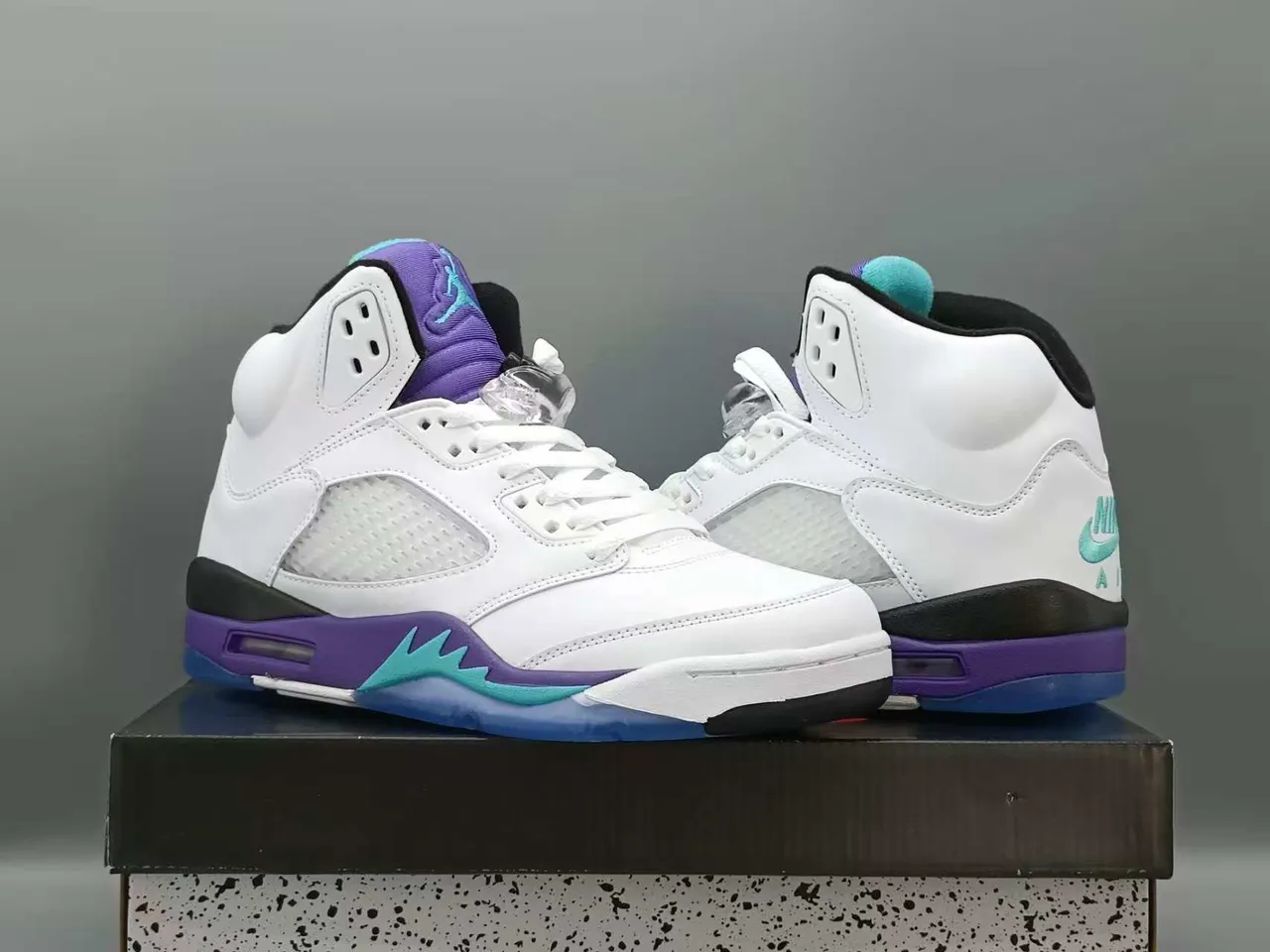 حذاء كرة السلة Air Jordan 5 أبيض وبنفسجي وأزرق مخضر 4