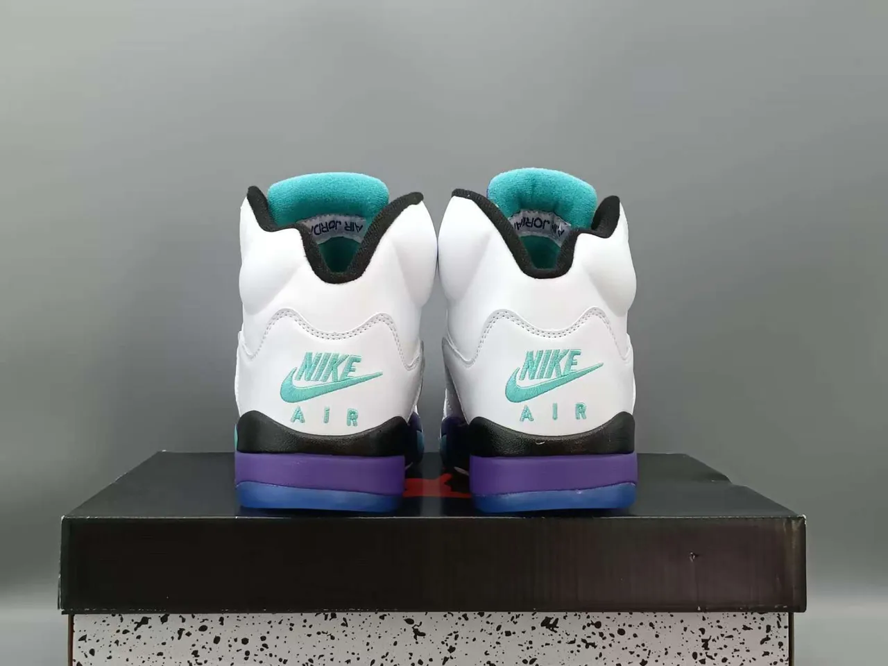 حذاء كرة السلة Air Jordan 5 أبيض وبنفسجي وأزرق مخضر 5