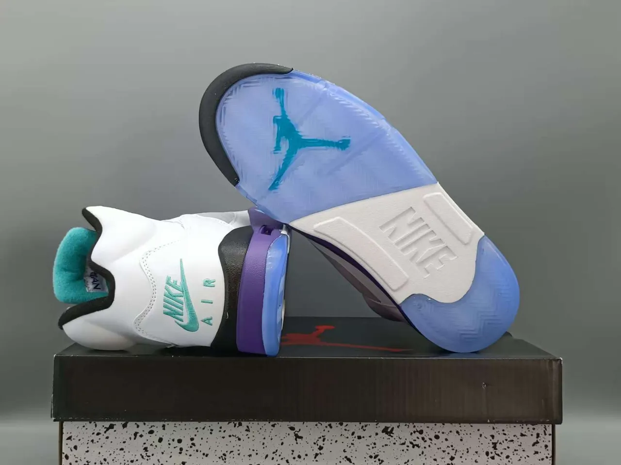 حذاء كرة السلة Air Jordan 5 أبيض وبنفسجي وأزرق مخضر 6