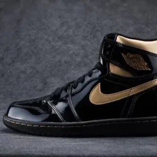 Air Jordan 黑金亮面专利皮革金属点缀篮球鞋