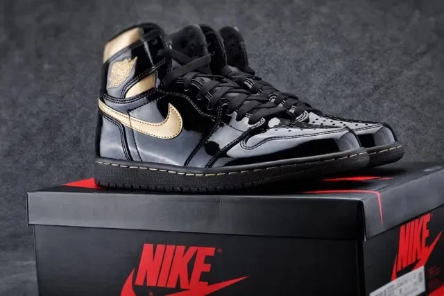 Air Jordan Chaussures de Basketball Noir et Or Cuir Patenté Brillant avec Accents Métalliques 2