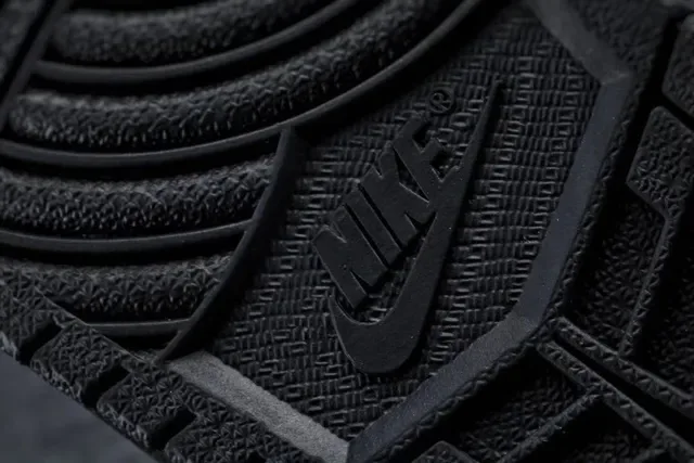 Air Jordan Chaussures de Basketball Noir et Or Cuir Patenté Brillant avec Accents Métalliques 3